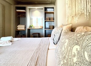 ดีลักซ์อพาร์ทเมนท์, วิวทะเล | ตู้นิรภัยในห้องพัก, โต๊ะทำงาน, ห้องเก็บเสียง, เตารีด/โต๊ะรีดผ้า