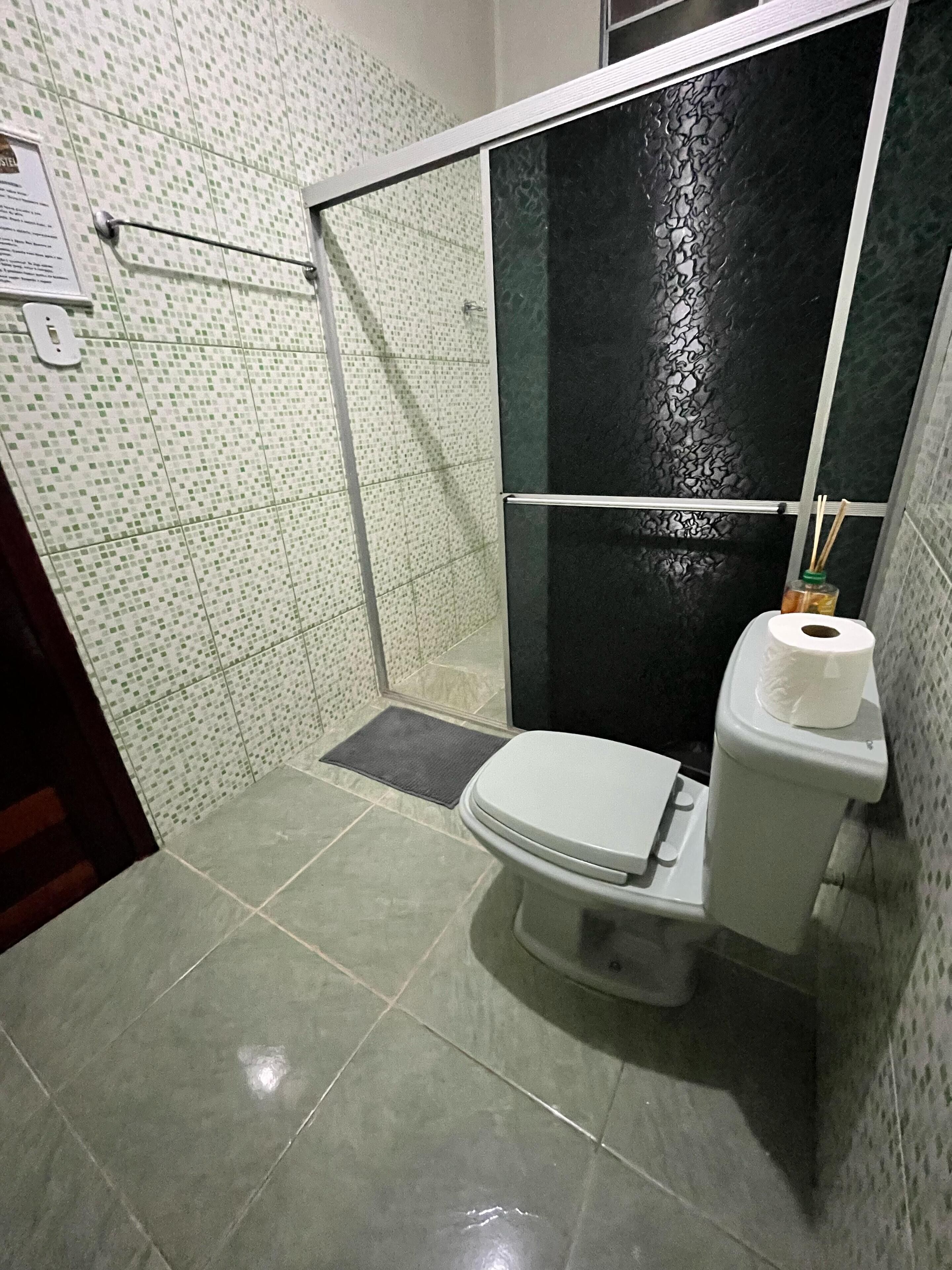 Asrama Umum Ekonomi, beranda | Kamar mandi