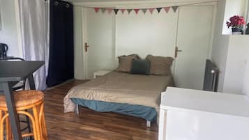 1 slaapkamer, een bureau, gratis wifi, beddengoed