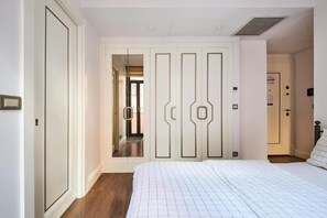 1 bedroom, desk, iron/ironing board, WiFi