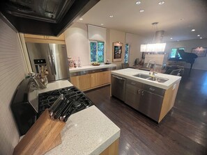 Microwave, oven, stovetop, dishwasher - Charming 2-bedroom house with AC, WiFi in vibrant West Hollywood (West Hollywood)