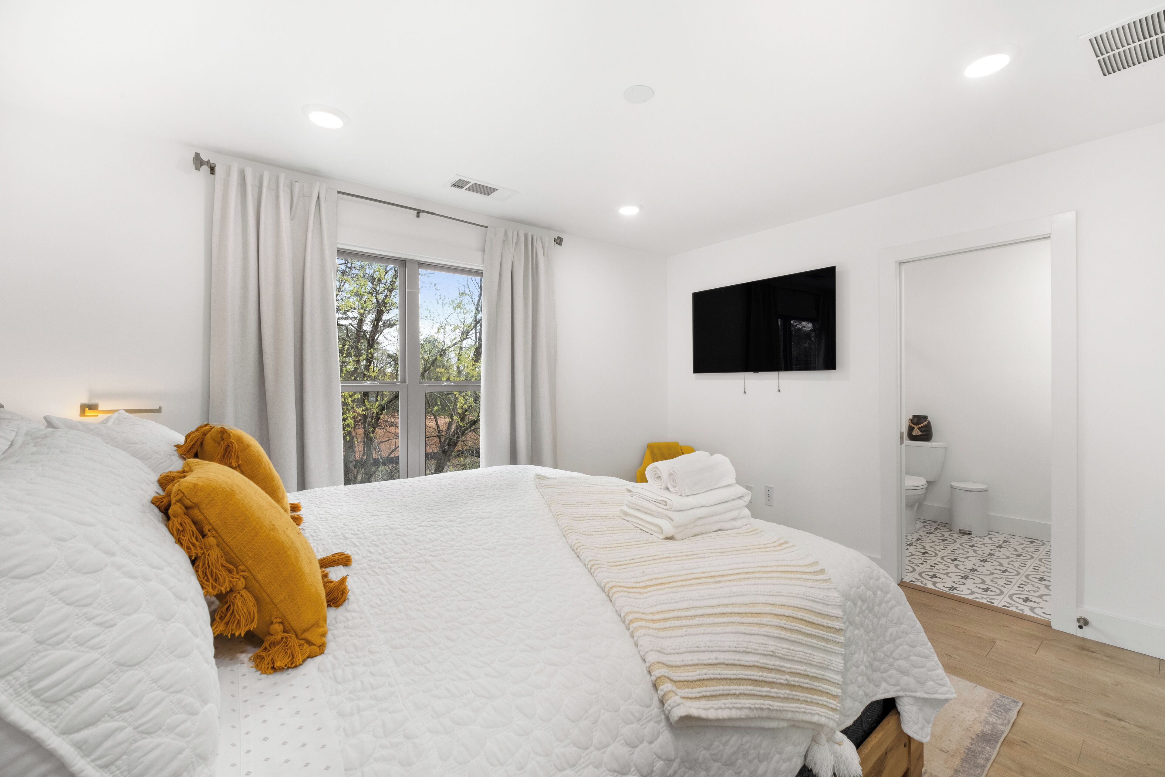 2 habitaciones, tabla de planchar con plancha y cuna de viaje 