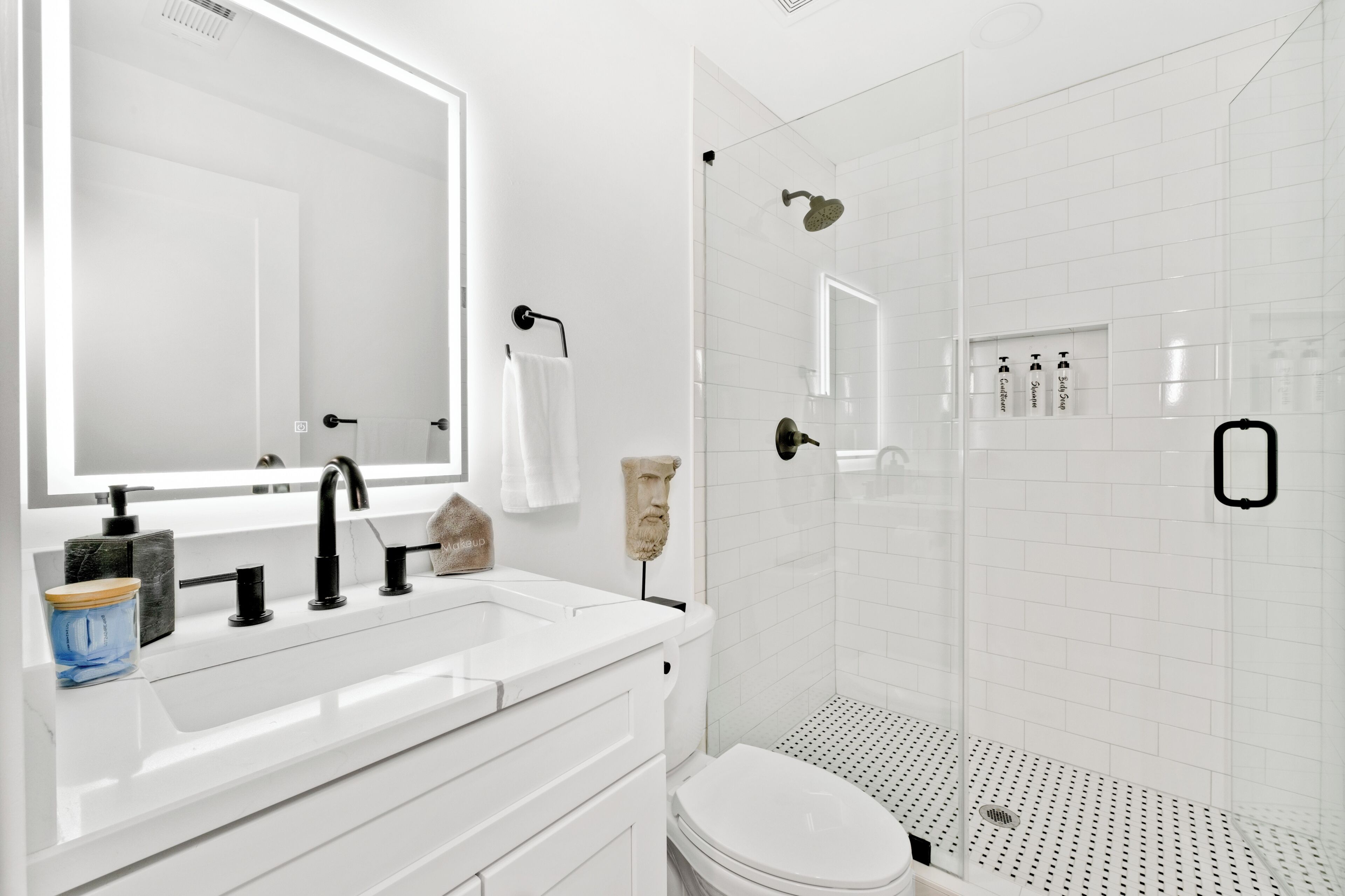 Douche, sèche-cheveux, serviettes fournies, savon