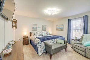 3 bedrooms, desk, iron/ironing board, travel cot - 1 Mi to Colonial Beach Boardwalk: Home w/ Fire Pit (Colonial Beach)