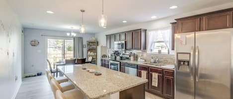 Fridge, microwave, stovetop, dishwasher