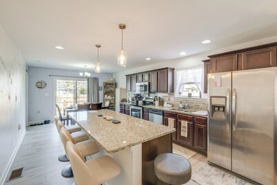 1 Mi to Colonial Beach Boardwalk: Home w/ Fire Pit