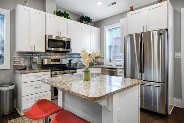 Microonde, forno, piano cottura, lavastoviglie