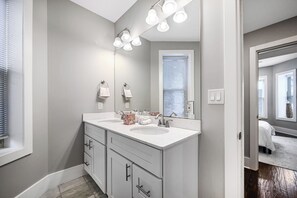 Doccia, asciugacapelli, asciugamani, sapone