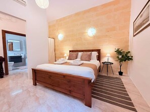 4 bedrooms, iron/ironing board, travel cot, WiFi - Gardjola Townhouse by Holi (Senglea)