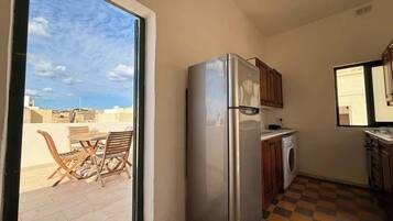 Een oven, een broodrooster, een kinderstoel