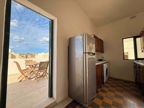 Ovn, brødrister og høy barnestol