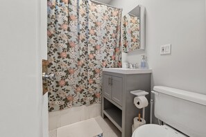 Hiustenkuivaaja, bidee, pyyhkeet, saippua