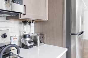 冷蔵庫、電子レンジ、オーブン、コンロ