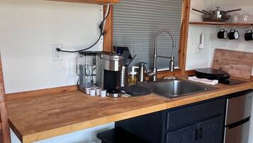 Kjøleskap, kaffetrakter/tekoker og kjøkkenutstyr