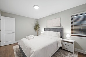 2 bedrooms, desk, iron/ironing board, travel crib - Modern Decor Newly Remodeled Next to the Beach (Evanston)