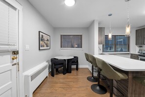 Dining - Modern Decor Newly Remodeled Next to the Beach (Evanston)
