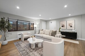 Smart TV - Breathtaking 2BR Near Lake Michigan in Evanston (Evanston)