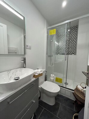 Comfort-Apartment, Stadtblick | Badezimmer