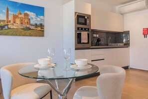 Fridge, microwave, oven, stovetop - Orbis Boutique Studios by Holi (Qormi)