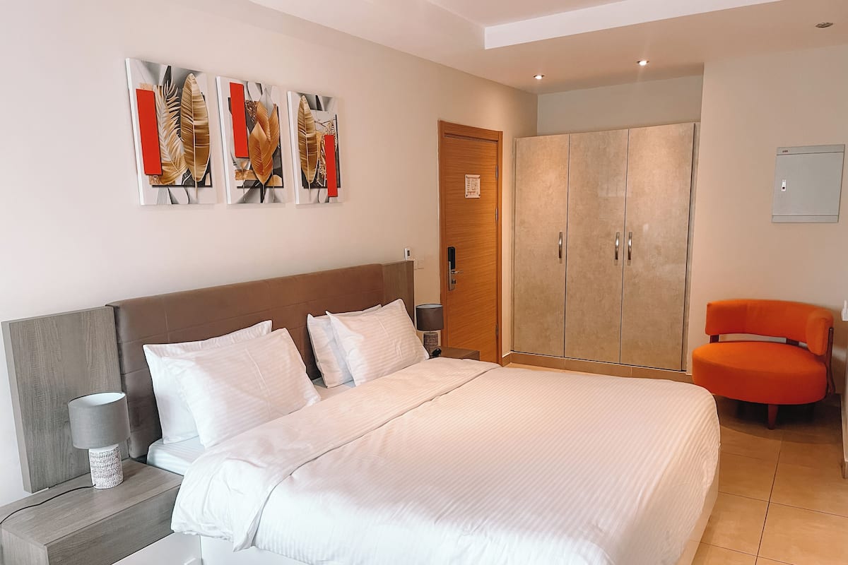 Standard Studio | Desk, laptop workspace, iron/ironing board, free WiFi