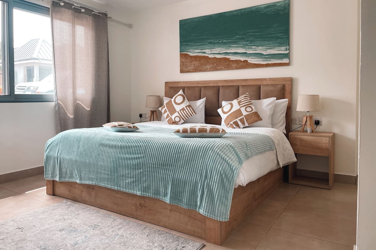 Standard Studio | Desk, laptop workspace, iron/ironing board, free WiFi