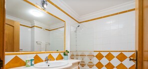 Sèche-cheveux, serviettes fournies, savon, shampoing