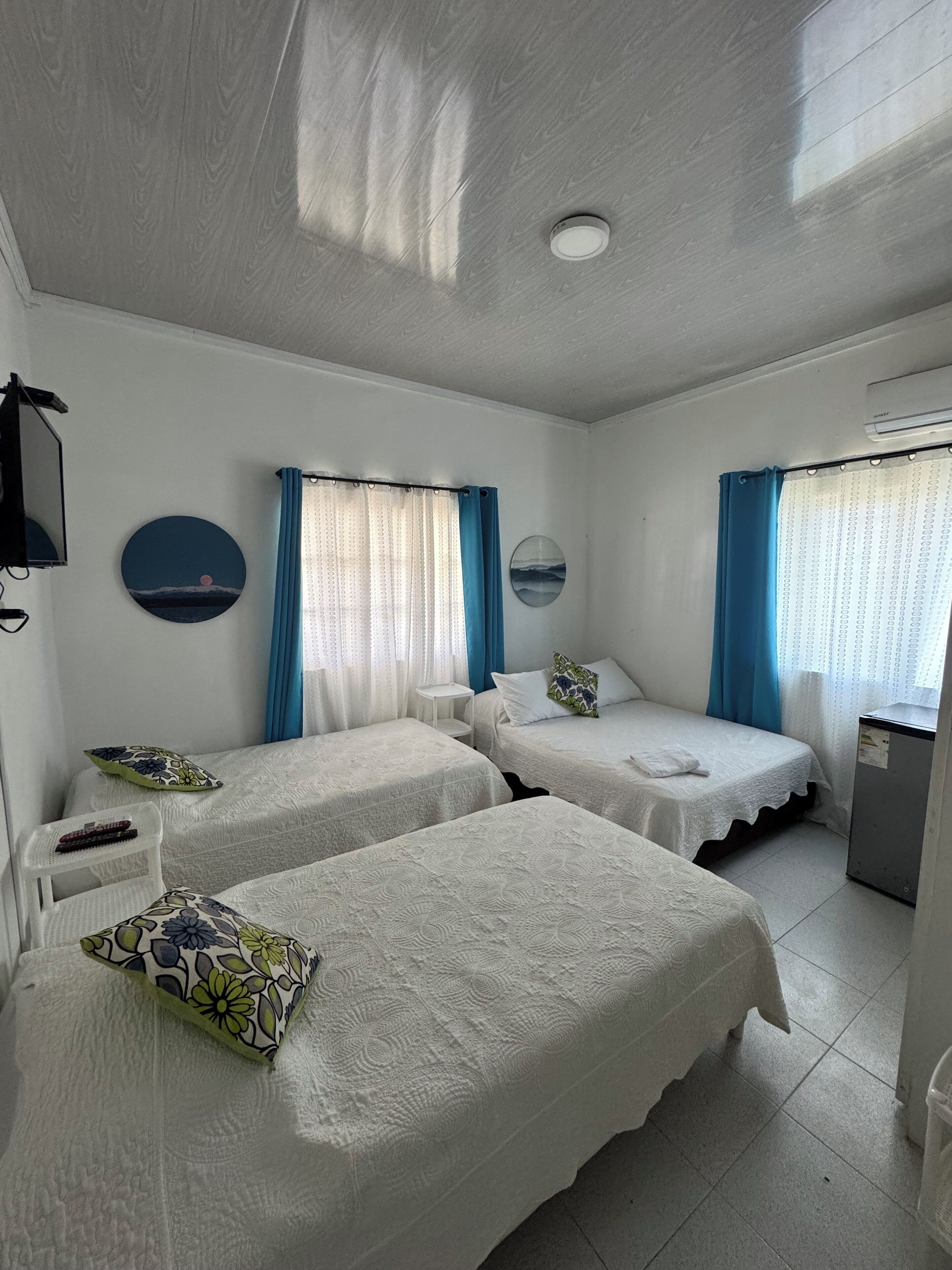 5 chambres, fer et planche à repasser, Wi-Fi, draps fournis