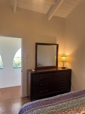 2 soverom, skrivebord, strykejern/-brett og wi-fi (inkludert)