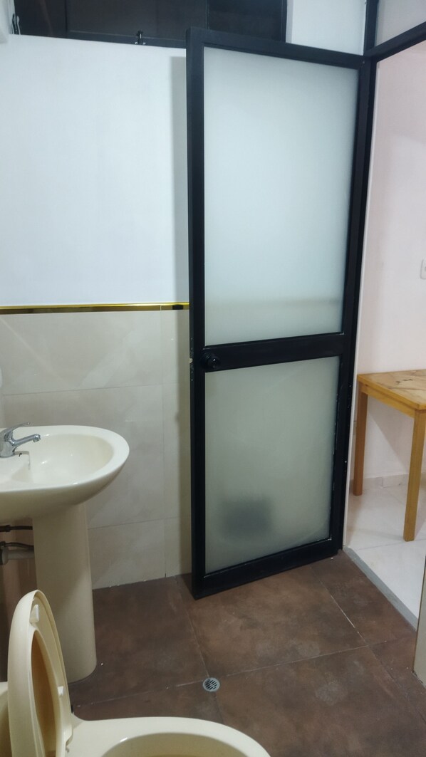Classic Double Room | Bathroom | Shower, towels, soap, toilet paper - El Hospedaje de Liz - Huaraz (Independencia)