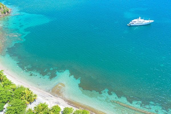 En la playa y playa de arena blanca
