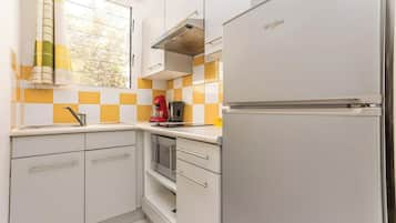 Superior Studio, 1 King Bed with Sofa bed, Sea View | Private kitchen
