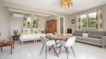 Studio Supérieur, 1 très grand lit et 1 canapé-lit, vue mer | Coin séjour | Télévision