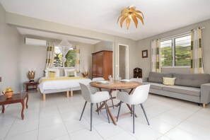 Superior studio, 1 kingsize bed met slaapbank, uitzicht op zee | Woonruimte | Televisie