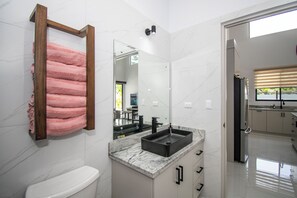 Douche, séchoir à cheveux, serviettes fournies, savon