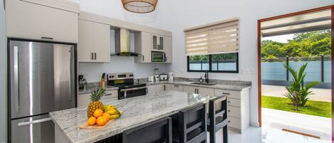 ثلاجة، ميكروويف، فرن، موقد طهي مسطح