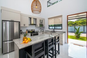 Fridge, microwave, oven, stovetop - Villa Corazon - 3 bedrooms, 5 min walk to Uvita beach! (Uvita)