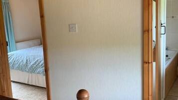 3 bedrooms, iron/ironing board, bed sheets