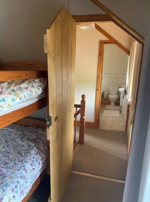 3 makuuhuonetta, silitysrauta/-lauta, vuodevaatteet