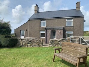Exterior - Ffermdy Sychnant Farmhouse, perfect for tranquility (Bryncroes)