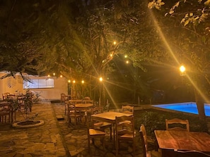 Outdoor dining - House with pool in the center of Leon (leon)