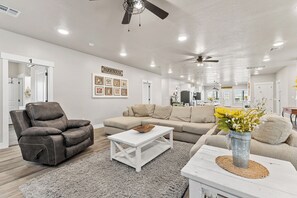 Smart-tv, eldstad, dvd-spelare och ett bordtennisbord