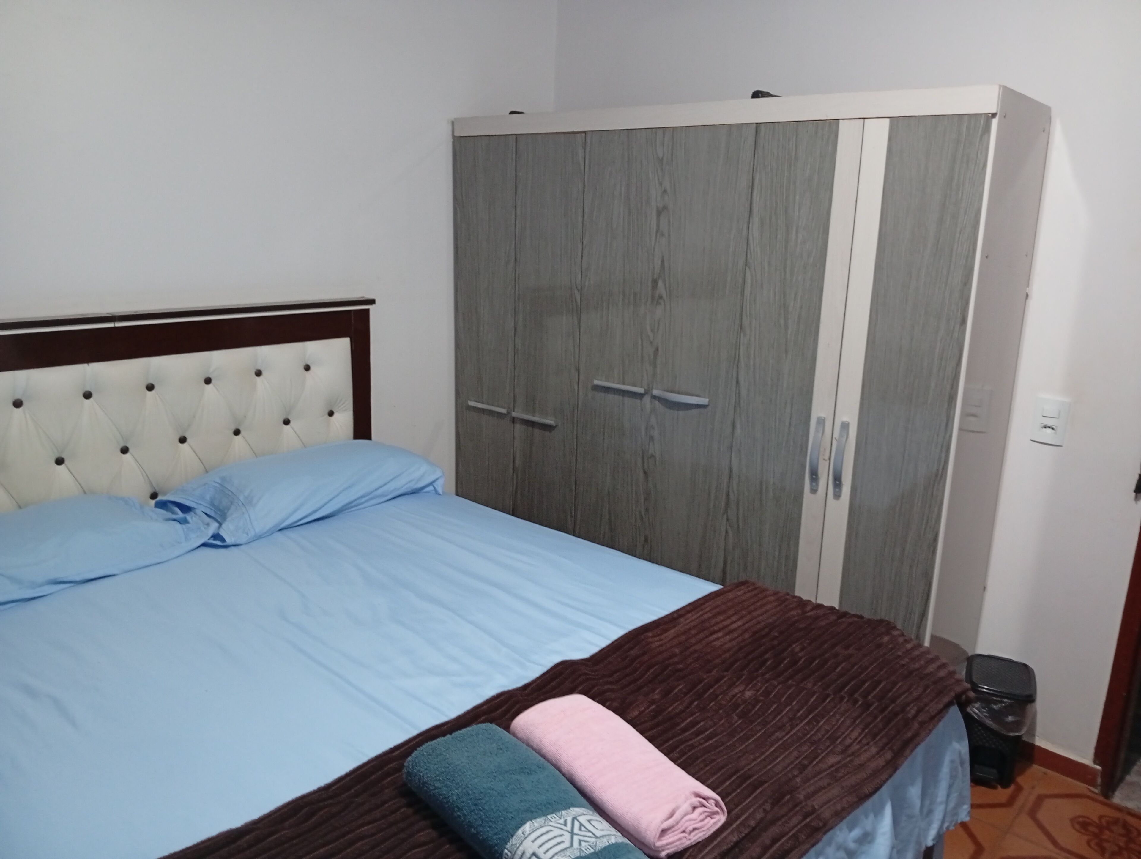 5 dormitorios, tabla de planchar con plancha, wifi y ropa de cama