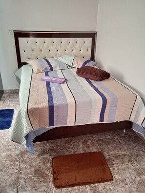 5 bedrooms, iron/ironing board, WiFi, bed sheets