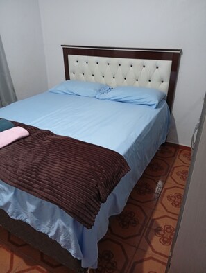 5 bedrooms, iron/ironing board, WiFi, bed sheets