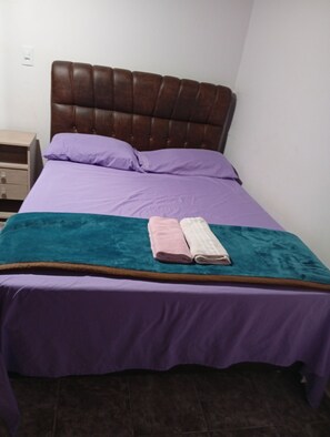 5 bedrooms, iron/ironing board, WiFi, bed sheets - Beautiful and cozy house, spacious and close to the center (Boa Esperança Toledo)