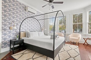 2 bedrooms, iron/ironing board, internet