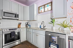 Fridge, microwave, oven, stovetop - The Prickly Pear | Next To Local Cafe and Deli (Charleston)