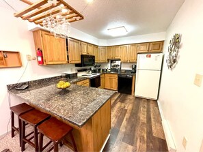 冷蔵庫、電子レンジ、オーブン、コンロ