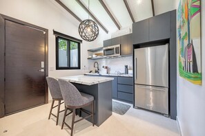 Kühlschrank, Mikrowelle, Herdplatte, Wasserkocher mit Kaffee-/Teezubehör