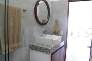 Dusche, Haartrockner, Bidet, Handtücher